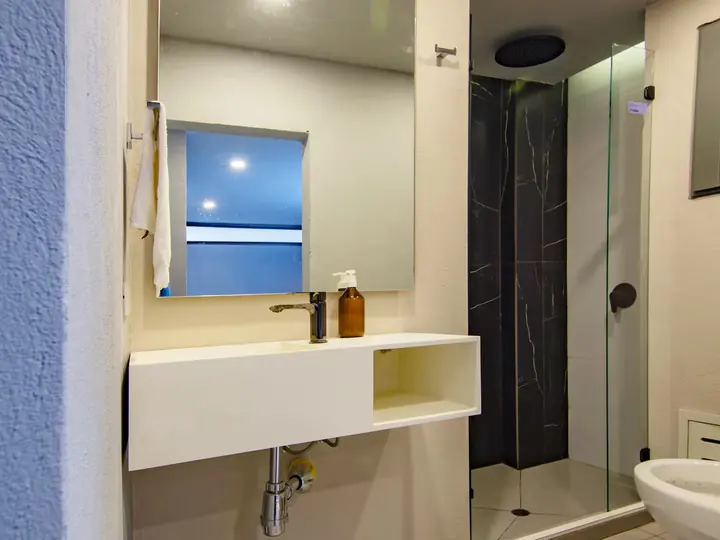 Bathroom with floating basin, mirror and glass shower